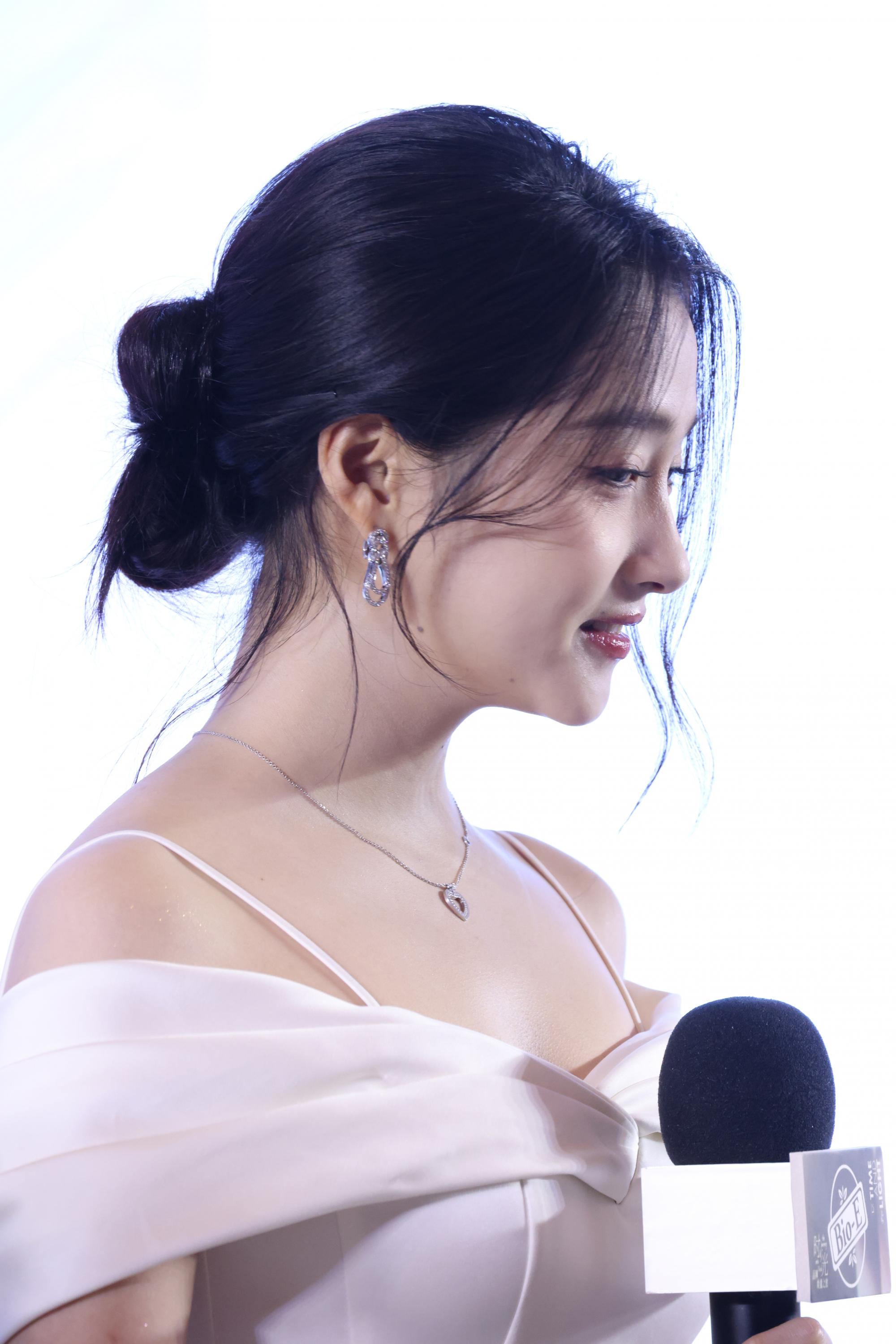 关晓彤右侧边半脸漏香肩现场生图照[11]